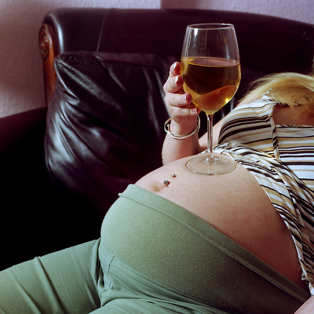 Беременная жена в чулках фото
