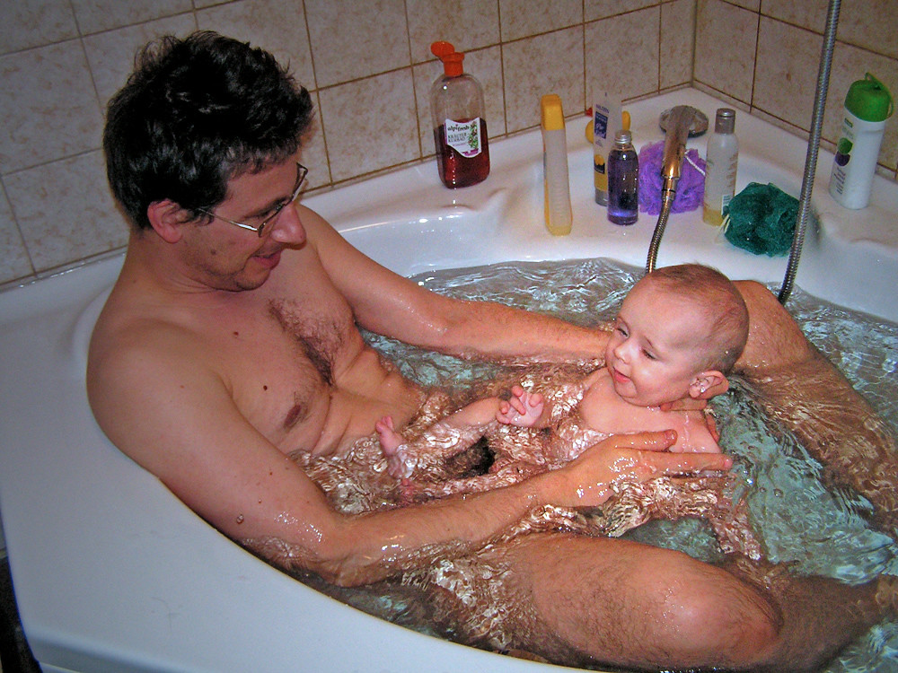 Отец трахнул и обоссал дочь в ванной