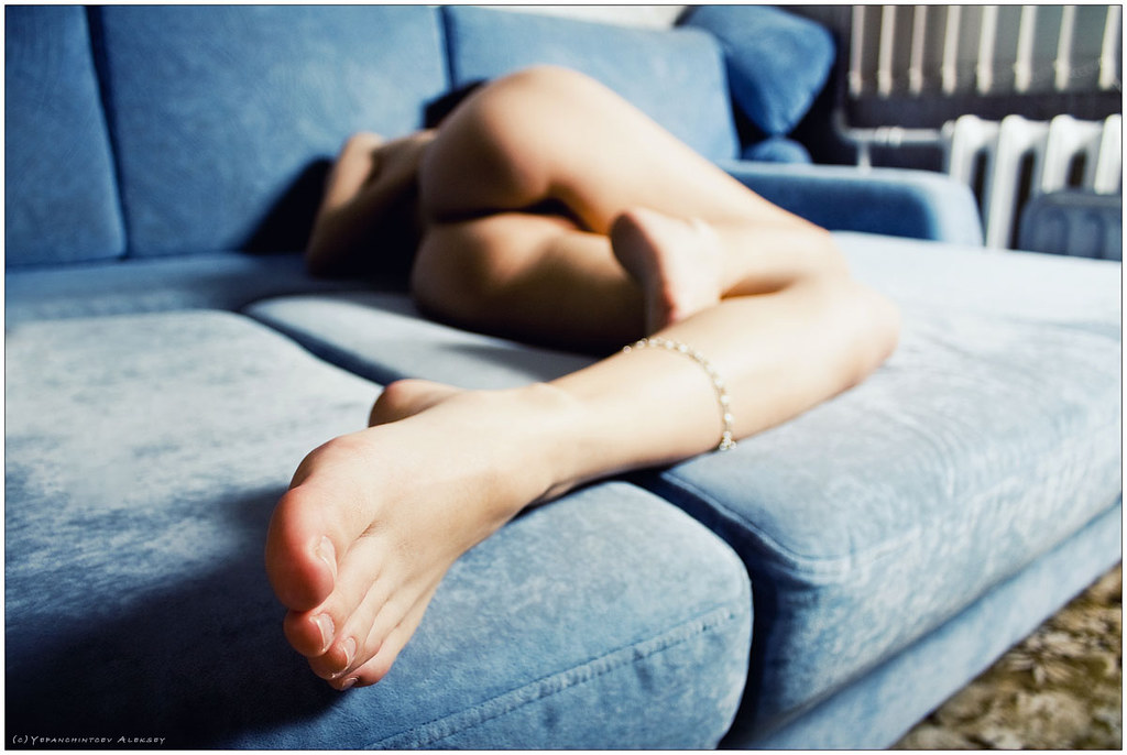 Дырка между ног обнаженной бабенки 15 фото эротики