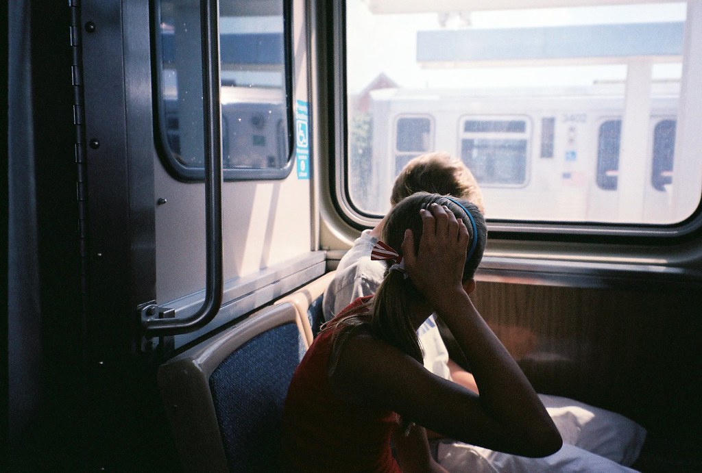 Чувак едет в поезде и дрочит снимая реакцию женщин неподалеку