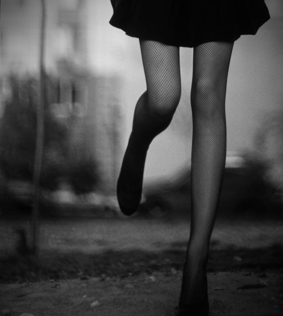 Ухоженные ножки черненькой девицы 15 фото эротики
