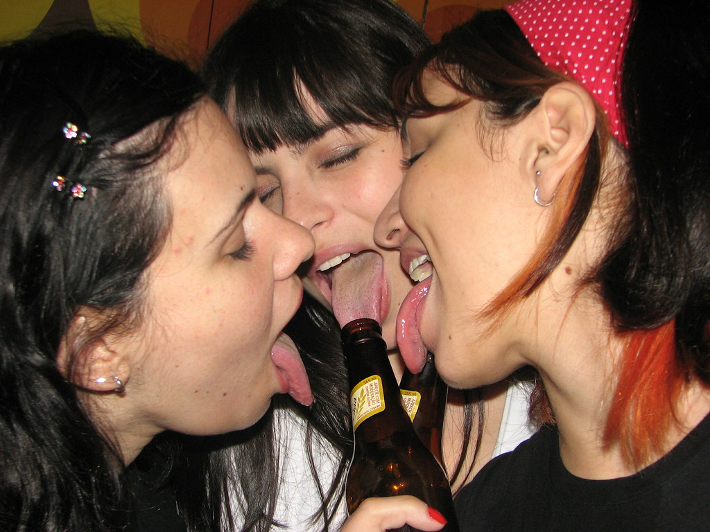 Пьяные подруги сосут на вечеринке