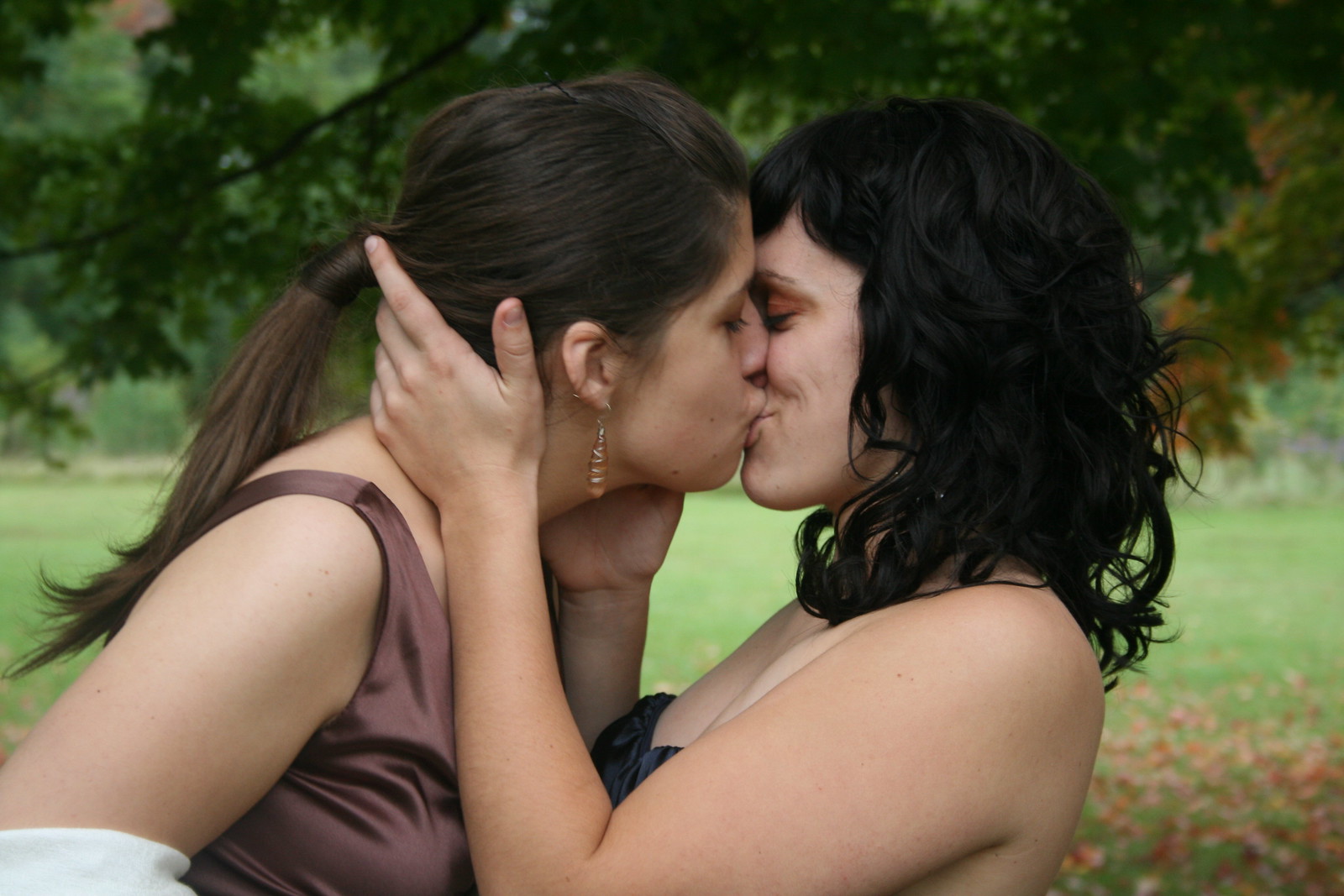 Лесбиянки для разнообразия устроили групповуху с мужественным военным
