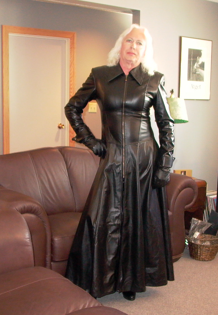 Black coat in leather long slut