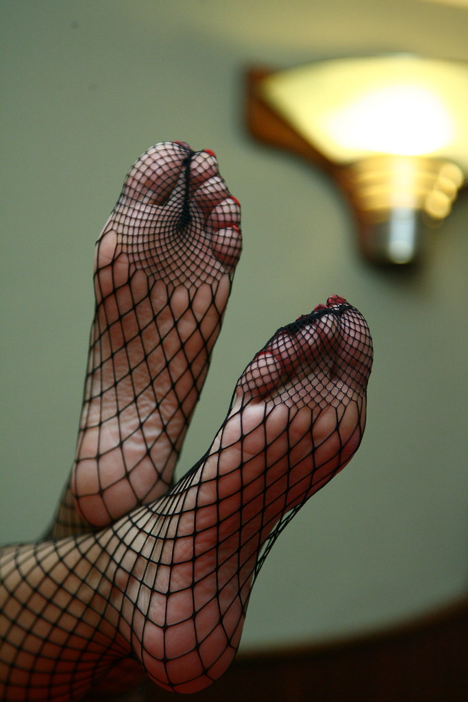 Fishnet feet solo