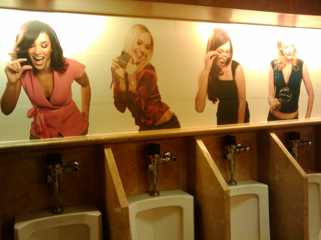 В общественных туалетах можно заснять много чего интересного для любителей писающих женщин 
