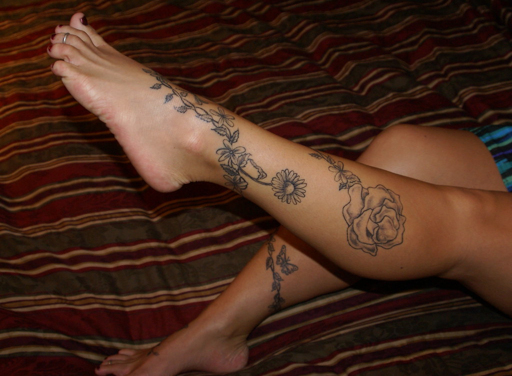 Жопастая девка с татуированной ногой ласкает писю игрушкой