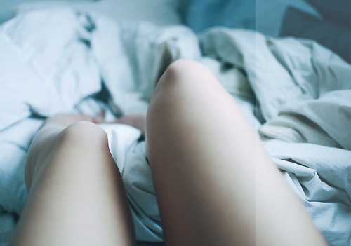 Дочка в носках и без трусиков лежит на кровате перед зеркалом фото