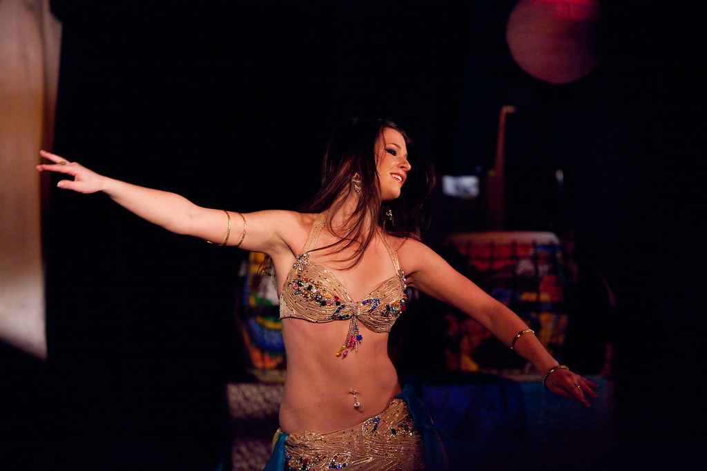 Молодая азербайджанская девушка с голыми сиськами исполняет красивый танец живота
