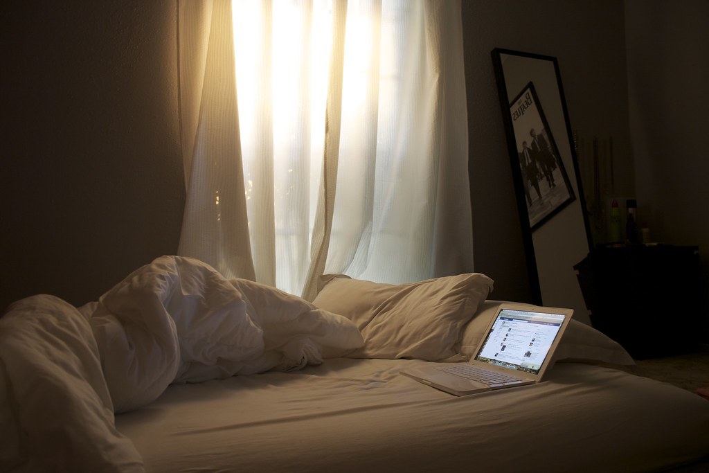 Две проститутки под вечер ублажили мойщика в уютной спальне онлайн