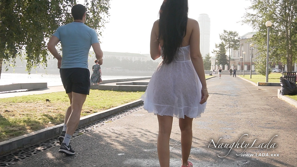 Девушка в прозрачных лосинах прогуливается по городу а парень снимает ее попку на камеру