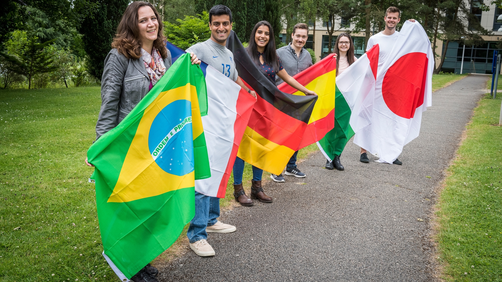 六名外语学生举着各国国旗.