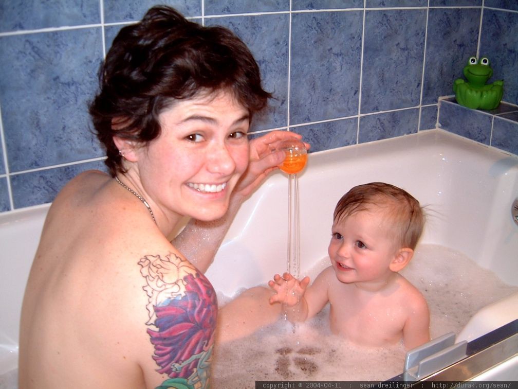Мамочка лижет пизду своей дочери в ванной