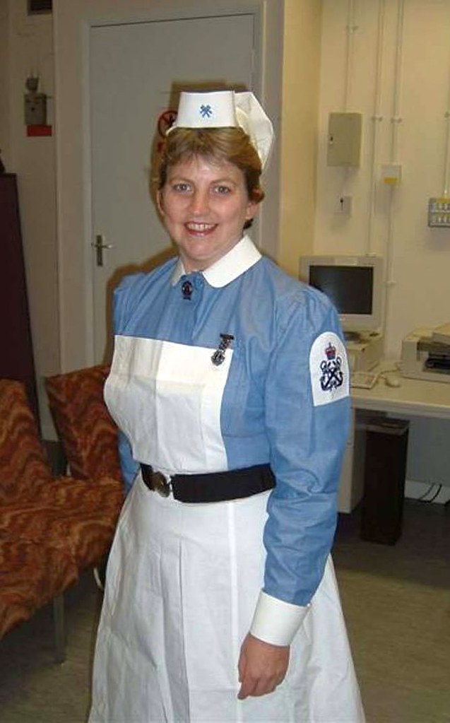 Эми Грин снимает униформу медсестры 
