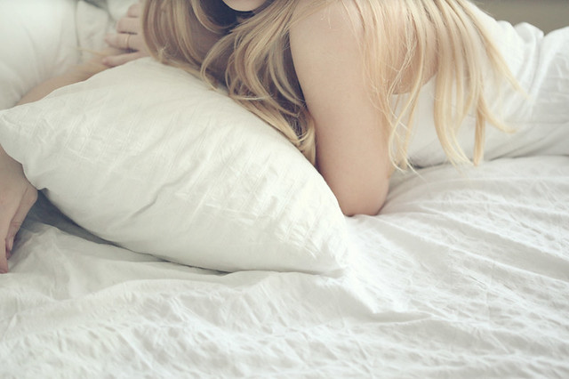Красивая девушка с длинными волосами и с белыми сиськами дрочит киску на белом диване