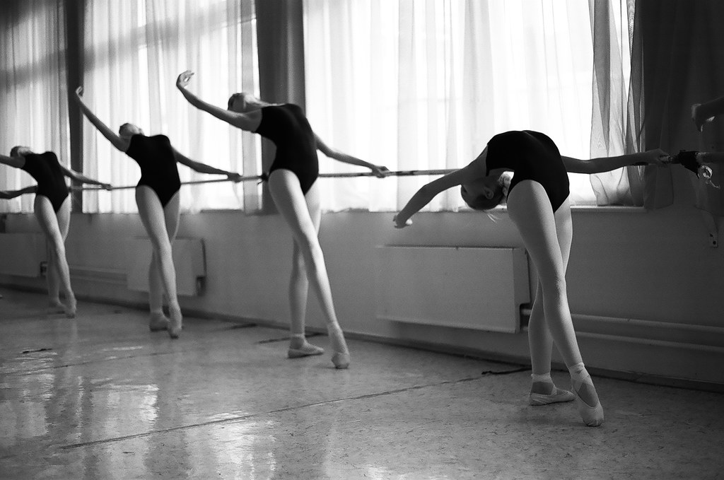 Гибкие балерины во время репетиции трахаются с хореографом