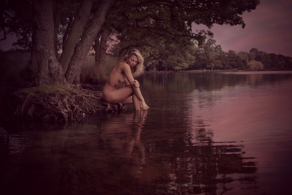 Красивая голая девушка купается в озере