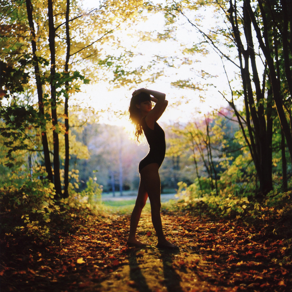 Чарующая блондинка на фоне молодого леса показывает свое тело порно фото