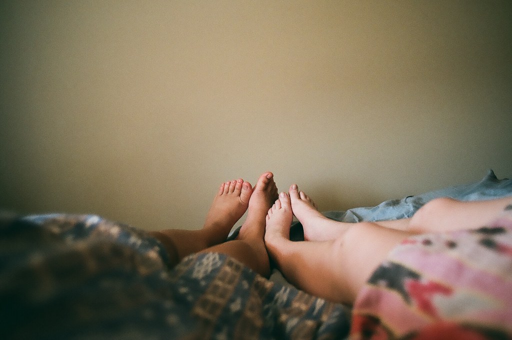 Татуированный парень имеет на кровати худую девицу с натуральными сиськами и в порванных колготках
