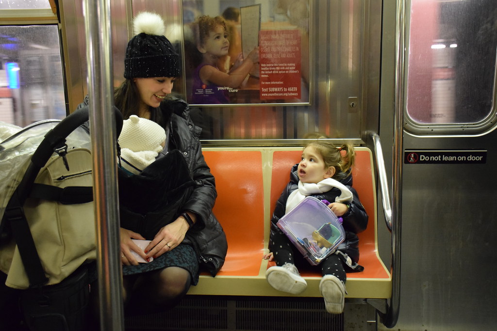 Explicándole los planes del día en el metro de Manhattan
