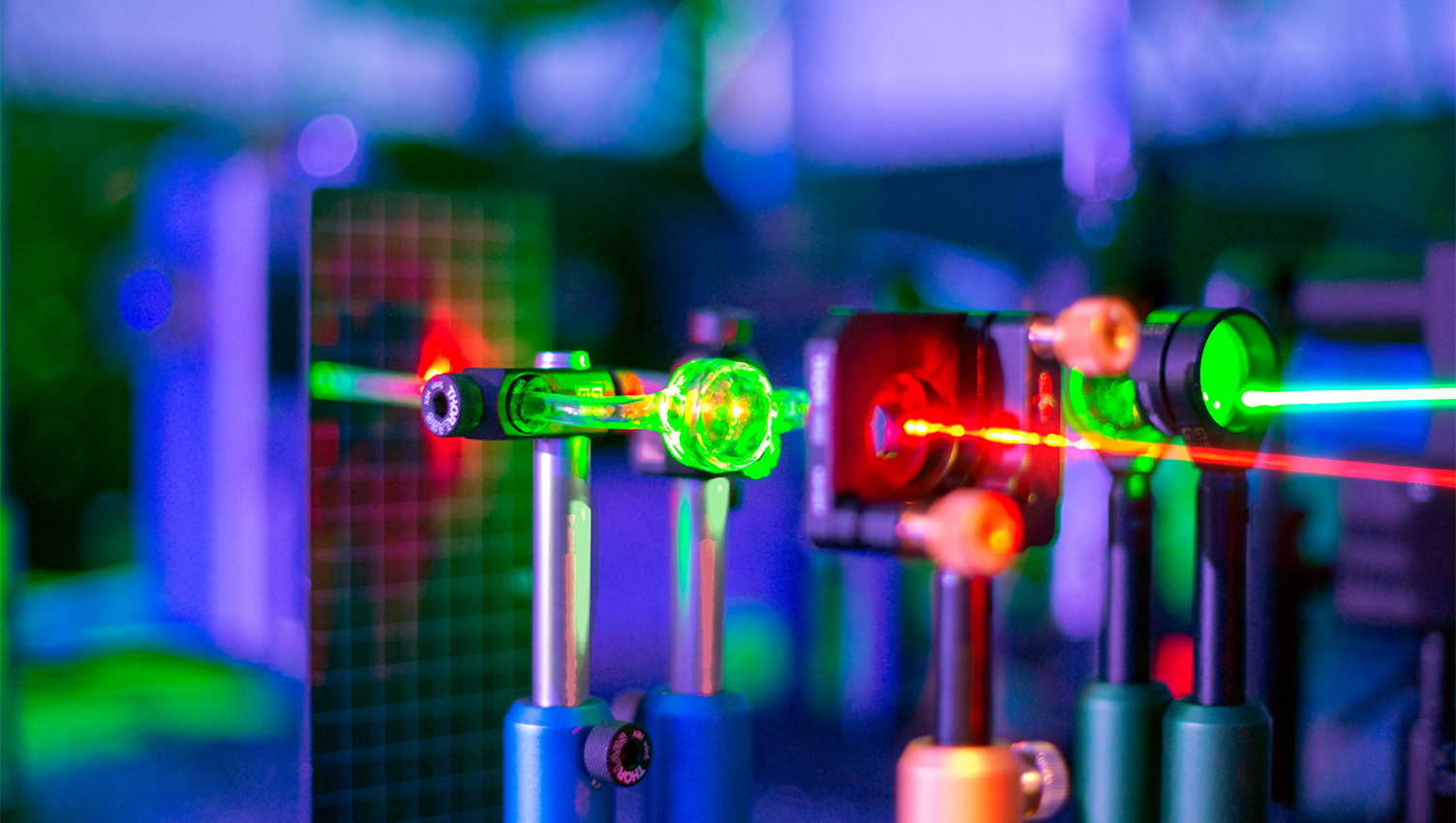 绿色激光被纳米颗粒吸收并转化为热. 文西斯拉夫·瓦列夫 &  克里斯蒂娜Rusimova.