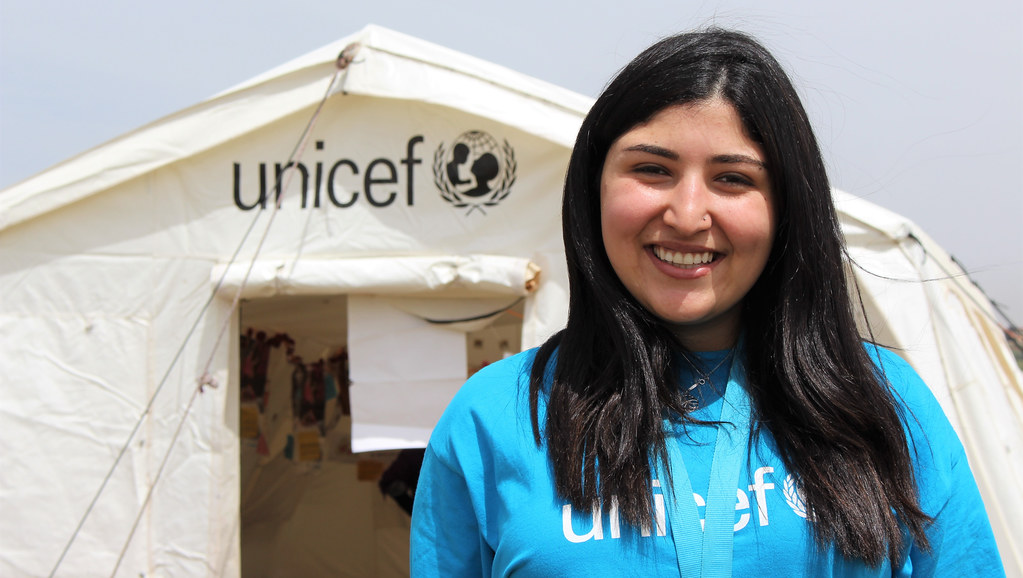 在约旦，学生兰德·阿尔塔赫站在联合国儿童基金会帐篷前. 图片来源:联合国儿童基金会