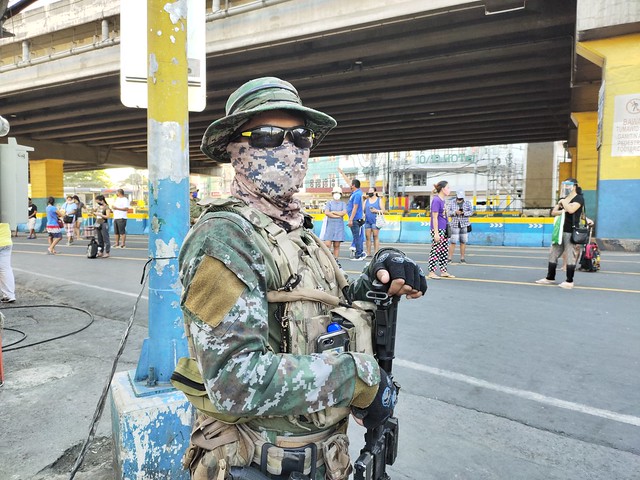 Military officials secure quarantine checkpoints, Manila