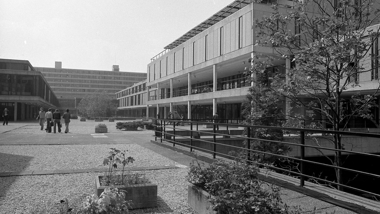 70年代校园的黑白照片