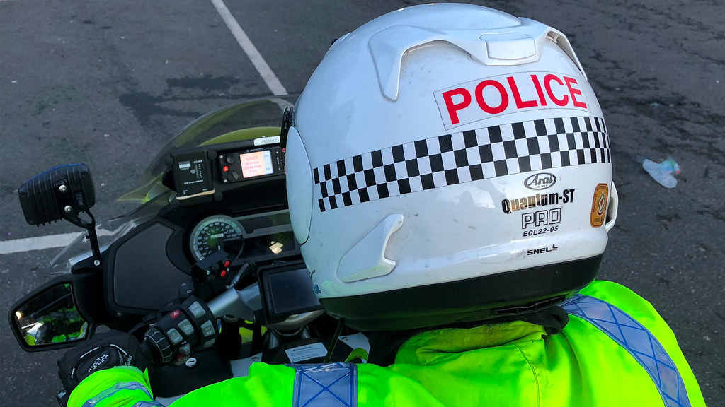 摩托车警察的后脑勺和摩托车仪表盘上的干扰探测器.