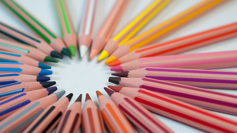 彩色铅笔围成一个圈