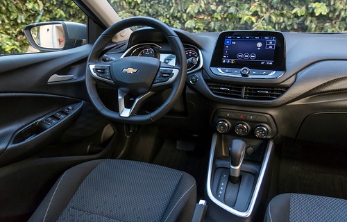 Chevrolet Onix LTZ interior cockpit - baja