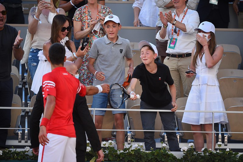 Novak Djokovic贈送球拍給小球迷。（圖／法網推特）