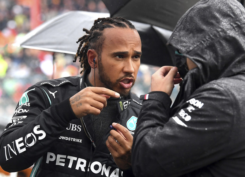 Lewis Hamilton等待期間與車隊人員討論。（達志影像）