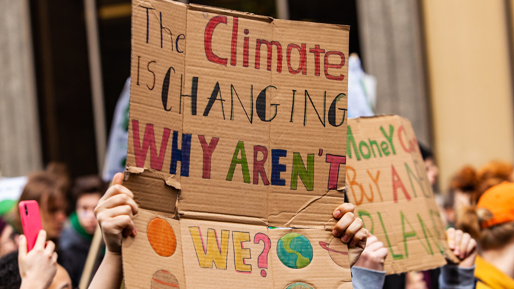抗议者举着标语牌“气候在变，mg不朽情缘单机版下载为什么不。?' 