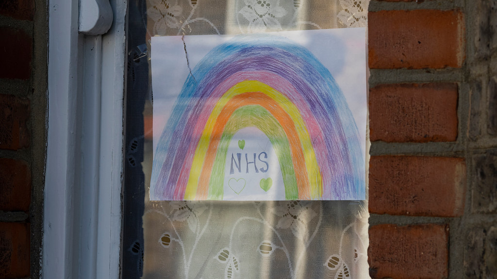 封锁期间NHS窗户上的彩虹图像.
