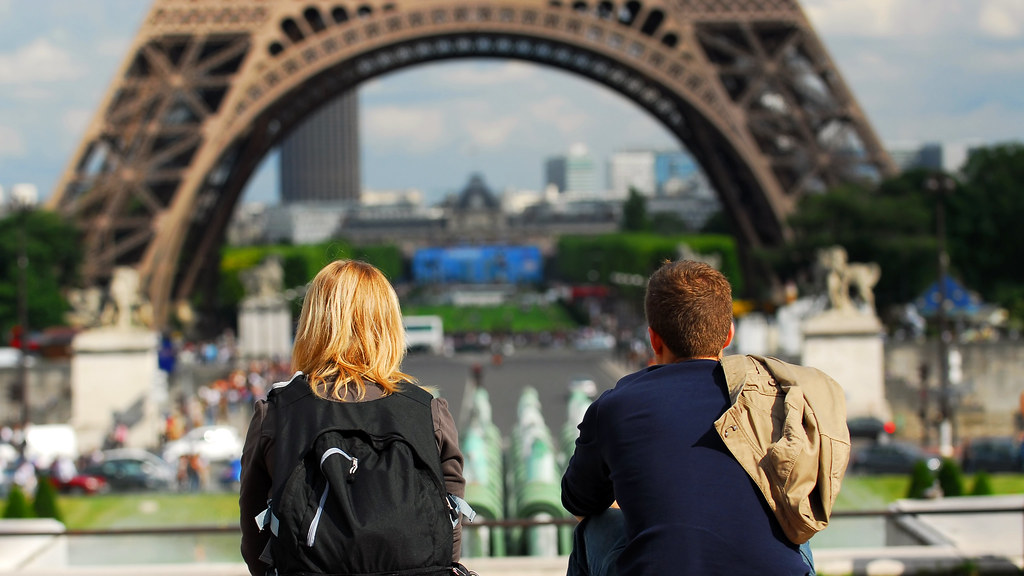 一对年轻的夫妇看着巴黎的埃菲尔铁塔.