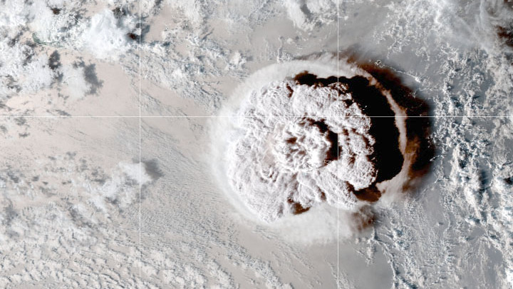 从太空拍摄的火山喷发的卫星图像