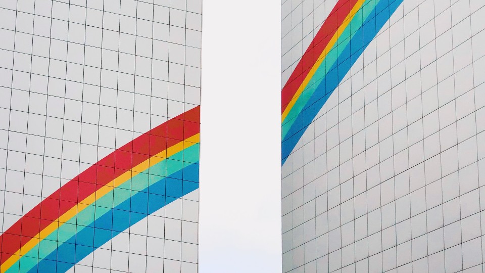 一道彩虹横跨两栋建筑