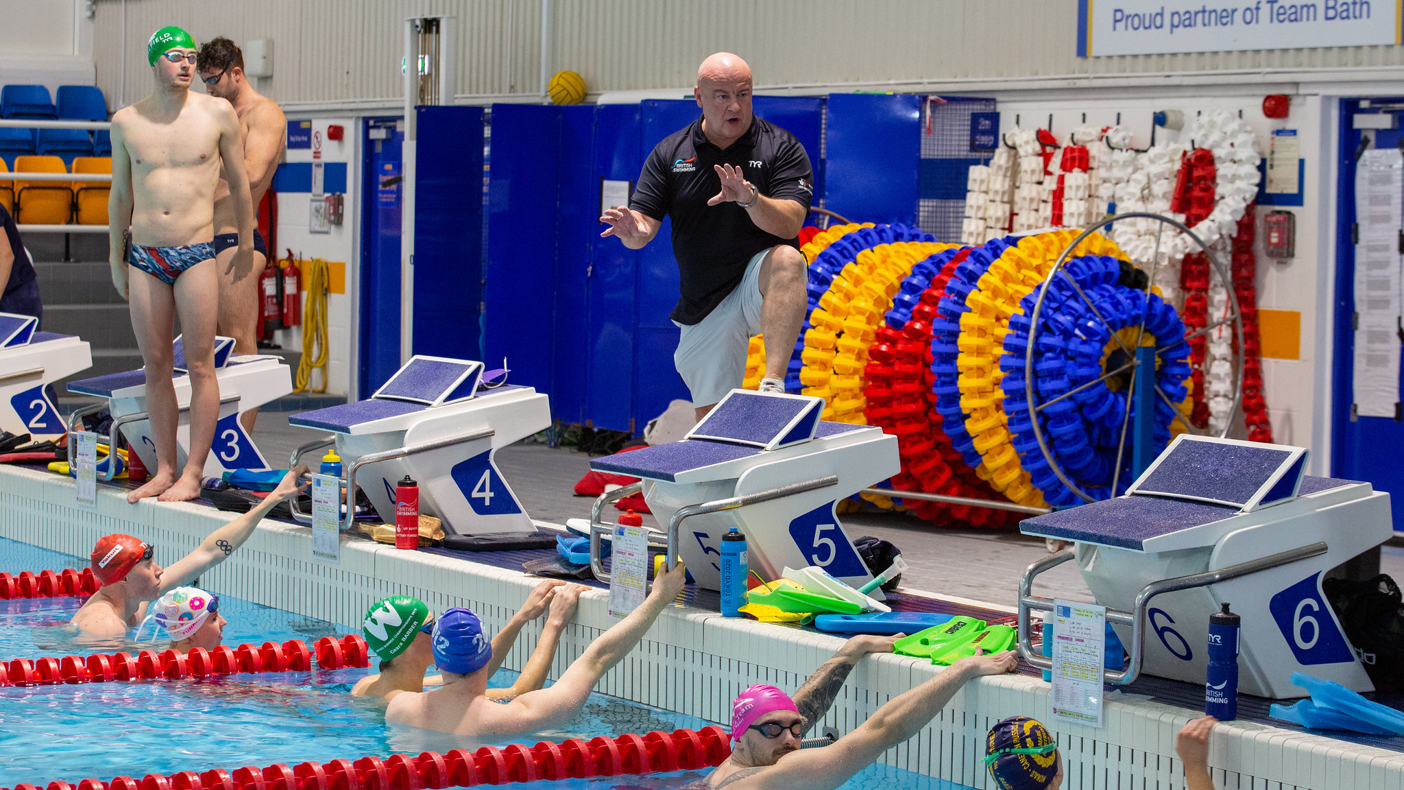 大卫·麦克纳尔蒂在世界杯竞猜官网为取得巨大成功的英国游泳队进行训练