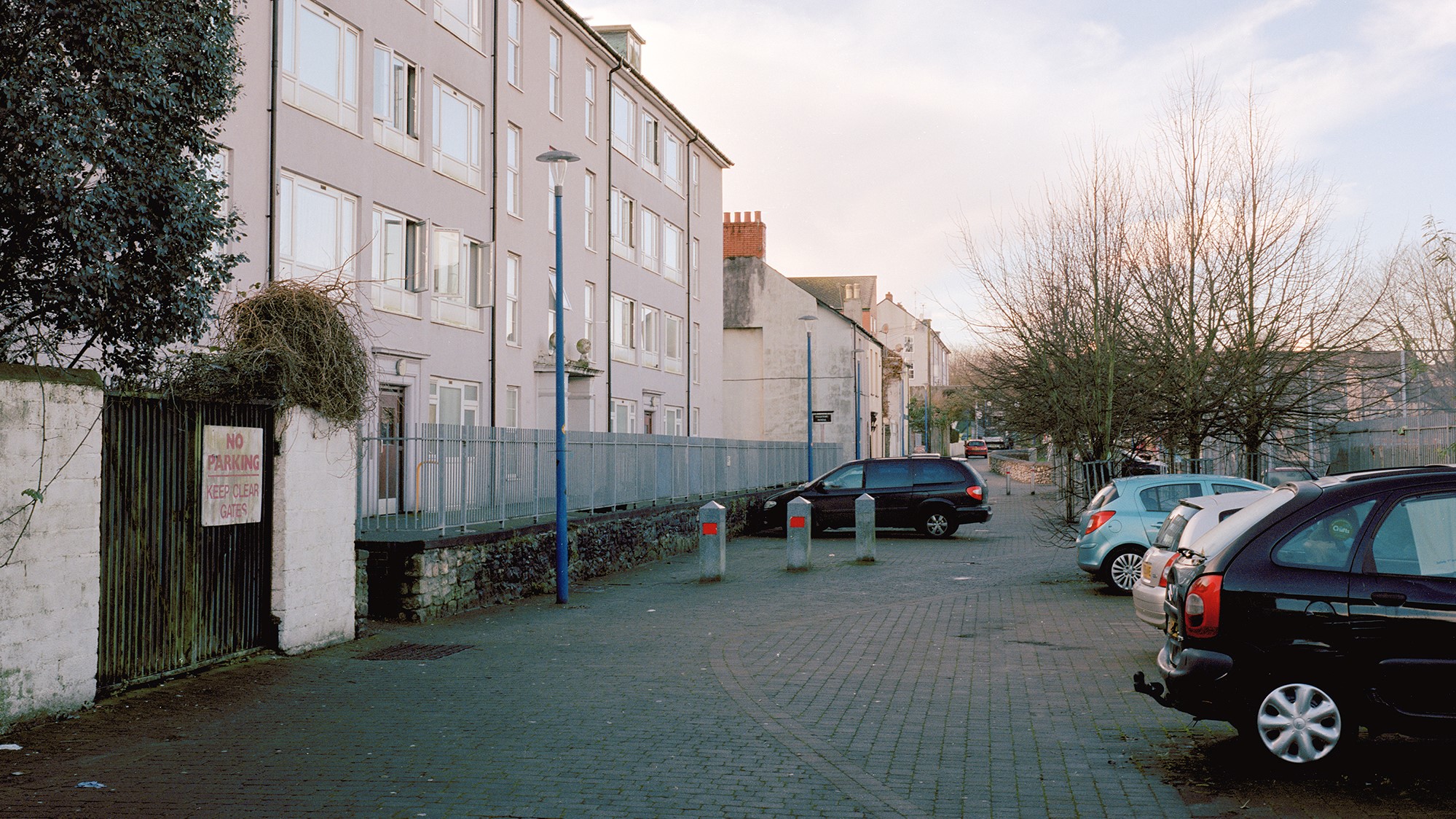 普利茅斯联合街停放的汽车和住宅区的照片
