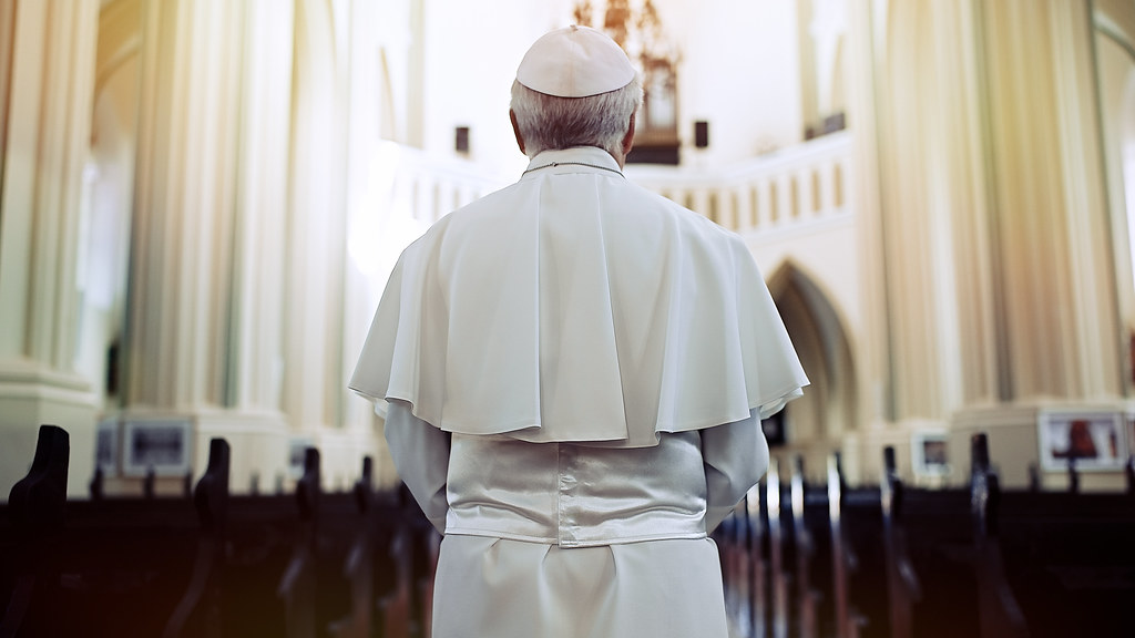 教皇在教堂的背影.