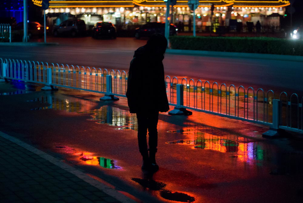 Голая мамка шалит на улицах ночного Петербурга