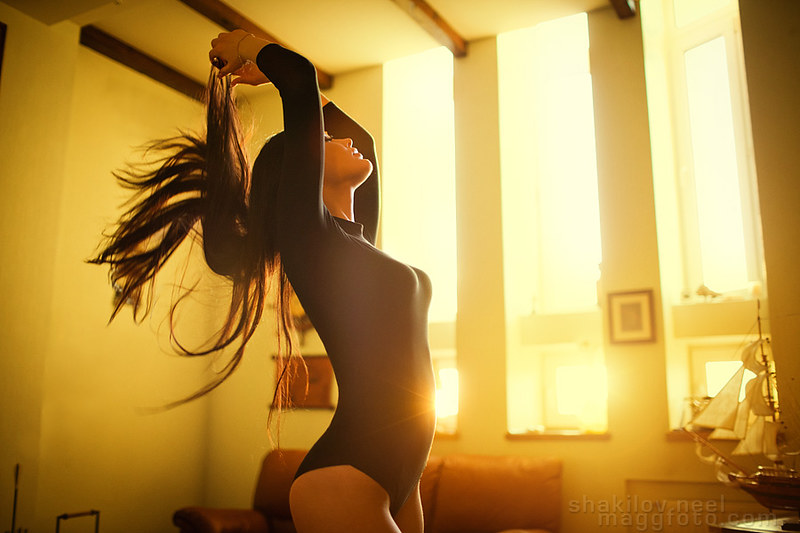 Фигуристая брюнетка онлайн танцует домашний стриптиз напротив вебкамеры