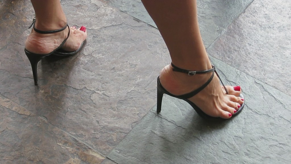 Shoejob with black platform sandals free porn image