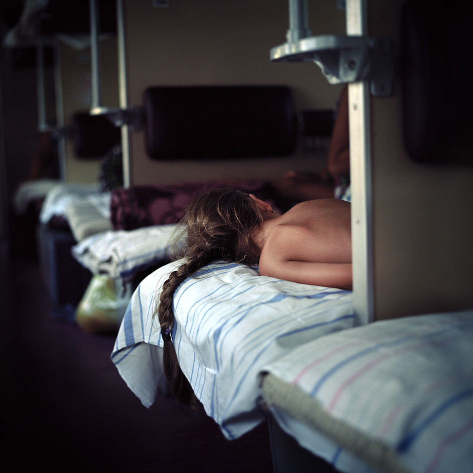 Спящие Девушки В Купейном Вагоне Фото
