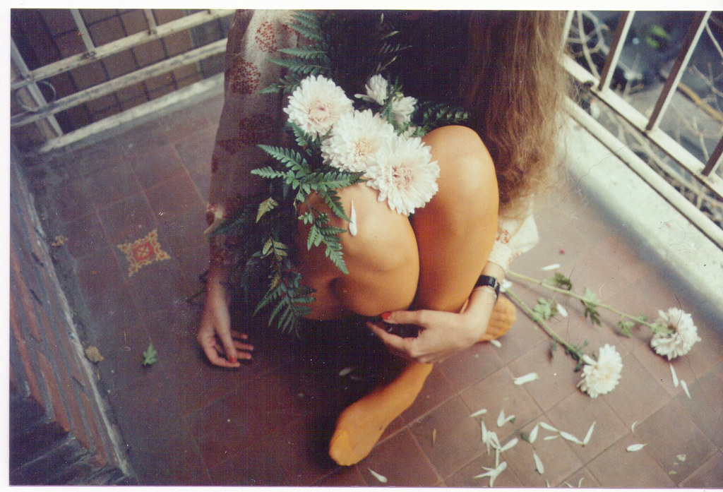 Фото голенькой девушки с букетом цветом
