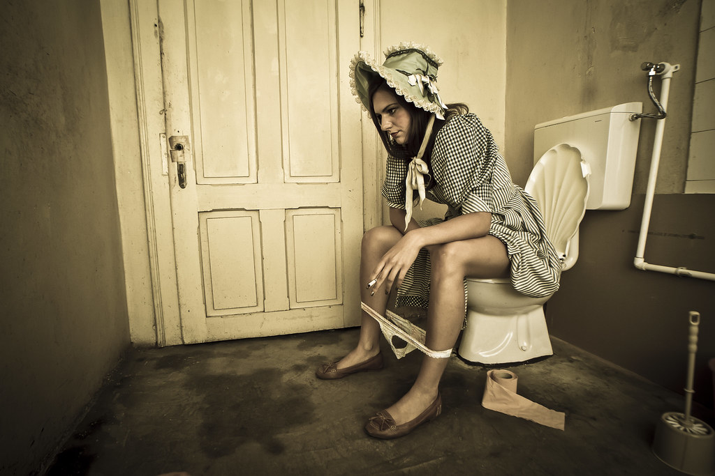 Девушка писает раздвинув ноги в публичном туалете