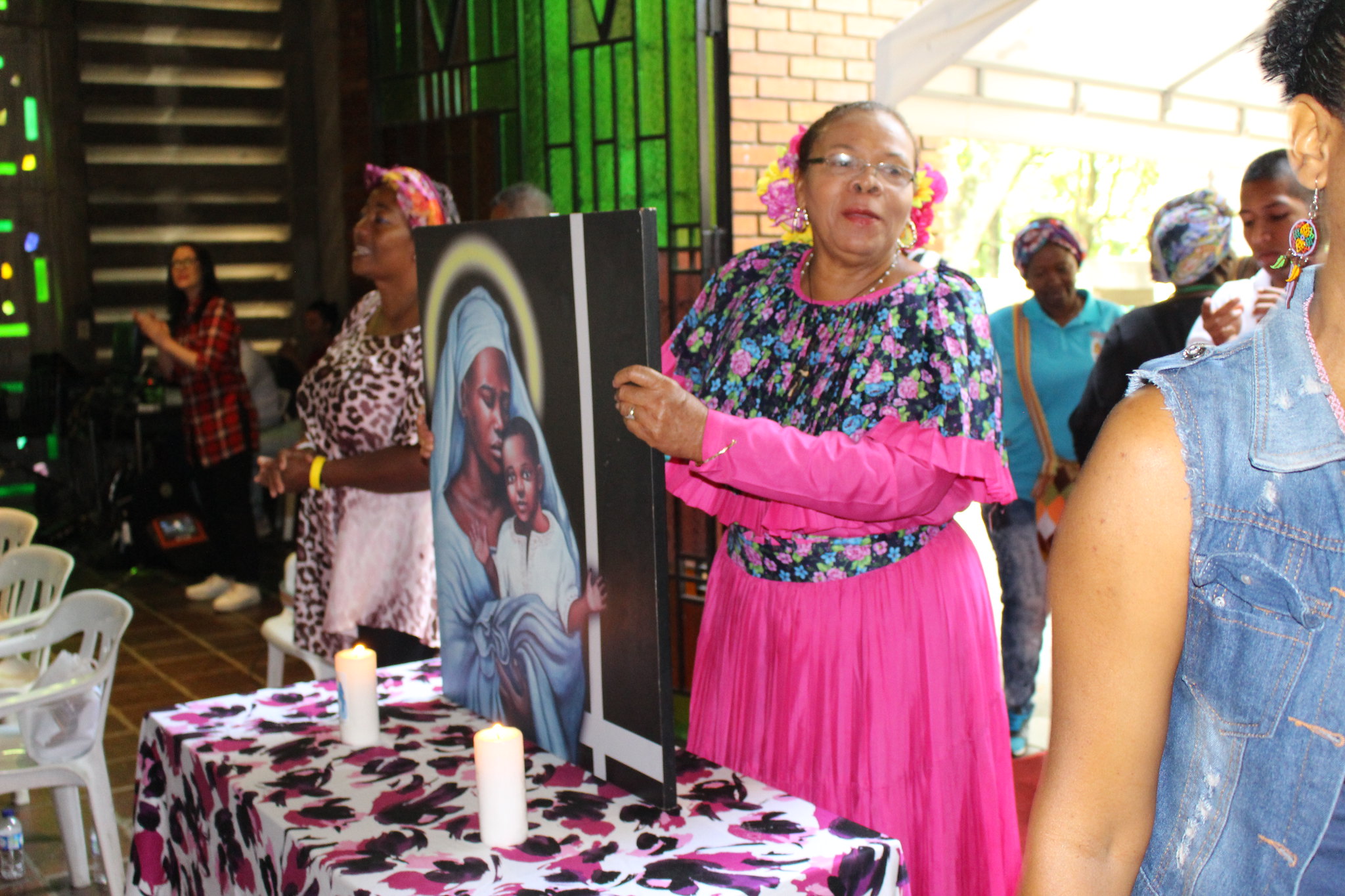 La delegación de Panamá animó los cantos de la Eucaristía del día en la capilla de la USB y aprovechó para promover la Jornada Mundial de la Juventud 2019. Una de sus representantes sostiene el cuadro de María mafa, símbolo de la Pastoral Afro Cali.
