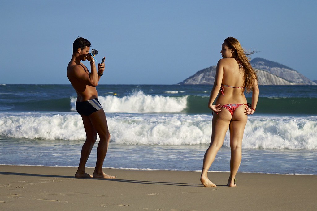 Жена в бикини купается на пляже фото