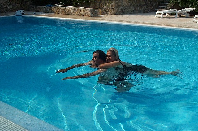 20010823_1986_Giuseppe ed Angiola in piscina - Verona